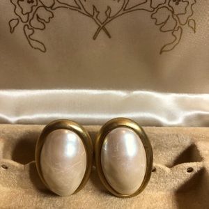 Vintage 80s Ann Taylor faux pearl statement clip earrings.